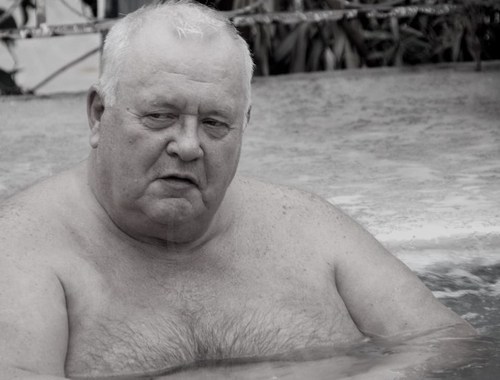 worshipfatdaddies:  nudedadsandjewelry: the guy with the sunglasses…. a long time