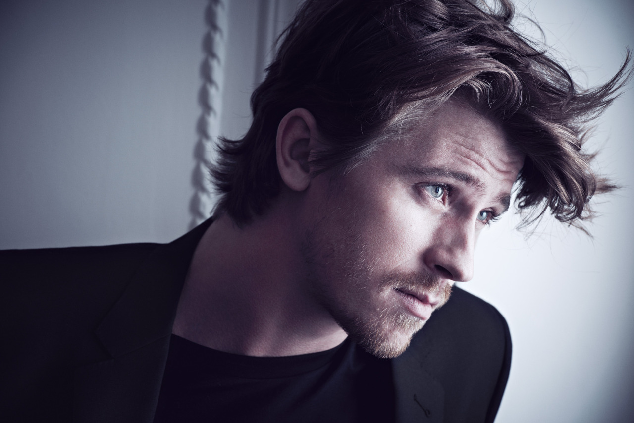 Garrett Hedlund, photographed by Matthew Brookes.
(click the image for extremely high-res photo.)