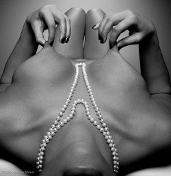 enjoyingtheviews:  we-do-love-them-in-pearls: