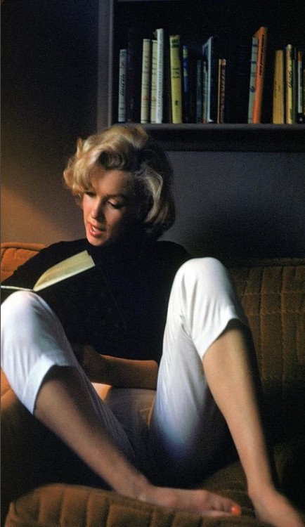 universitybookstore:Marilyn Monroe reading.