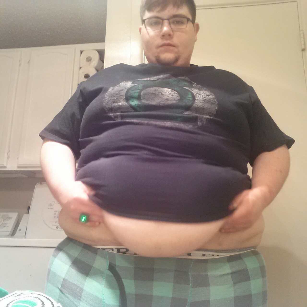jarebear1267:  St.Patricks day fun :)  That belly. I&rsquo;m green with envy.