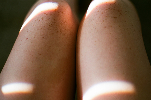 attaches:knees by ƒragmentos on Flickr.