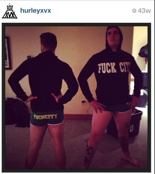 falloutboy-atthedisco:Please take a moment to remember Andy Hurley wearing booty shorts that say “Fu