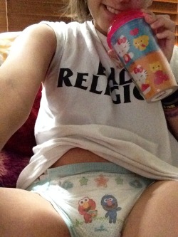 i-need-a-spanking:  Drinking from my new cup and now watching cloudy with a chance of meatballs 2 in a diapey ^_^ 
