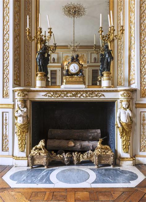 Cheminée du salon de Diane au château de Fontainebleau - 18e - Château de Versail