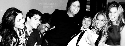 folkluares:  “Nós criamos nossa própria família” - Lua Blanco.  “E eu amo eles de verdade. Como amo poucas pessoas na minha vida.” - Chay Suede.  “Gritamos juntos todo esse tempo para que quando o fim chegasse nossos