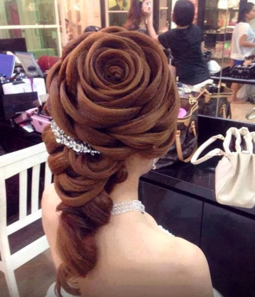 bagelstrangle:lolfunnow:Wedding hair perfectionfor a second i thought she was a cupcake