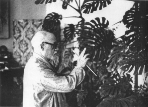 equatorjournal:  Matisse in front of La Verdure, 1940. Photo by Fry.