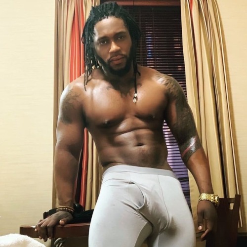 Damn yall look at this man tell me ur comment about him below #comment #sexymalez www.instag