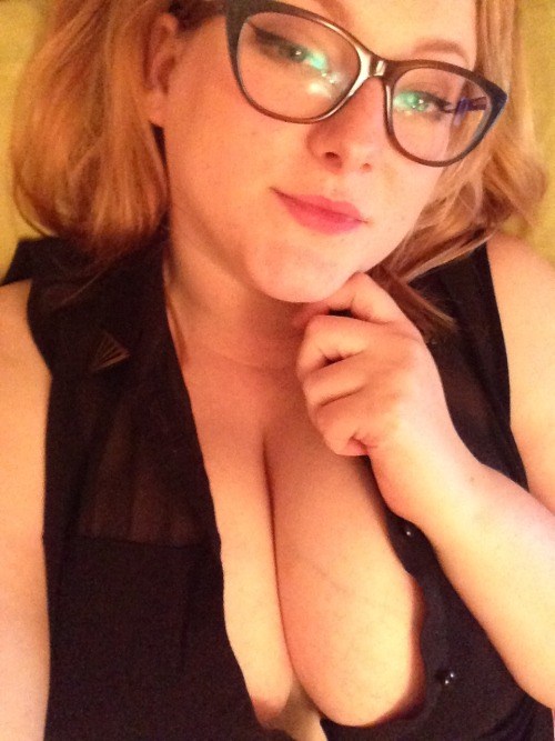 thunderjugs:  Catching myself midblink while taking selfies 😂  Yum