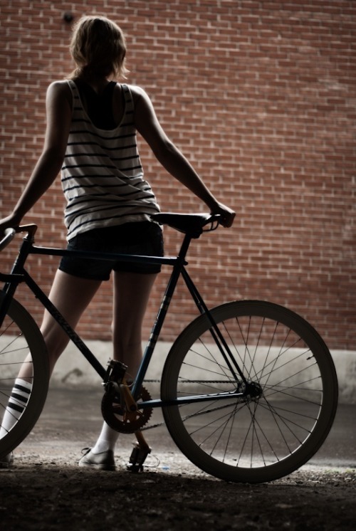 titsandtires:  (via FIXED GEAR GIRL TAIWAN: girl bike)