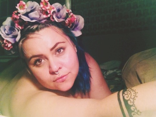 phalange:  Eeeee this crown!!!!! I can’t wait to do an ootd with it! http://facebook.com/macandlime Good for sexy nudes and other day to day happenings  your eyes are just…wow.