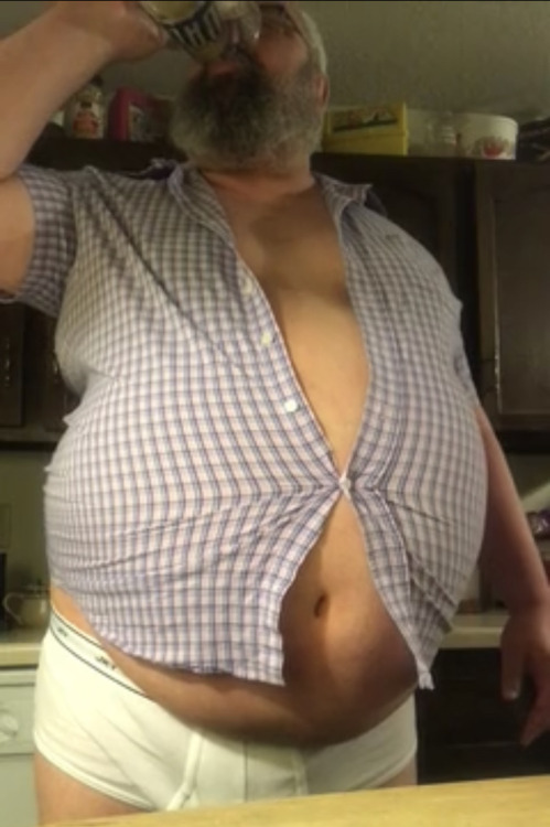 roundbellylover78:beergutbear:Getting ready for Father’s Day 😉King of ball bellies needs a volunteer to open the last button of the shirt :) I would volunteer for this essential task :) 