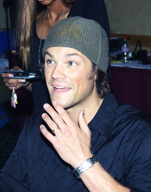 iamsupernaturalsbitch:  Jared @ Eyecon 2008 