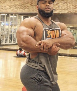 muscleforce2500:  He stays flashing the booty lately, silly str8 boys!!!