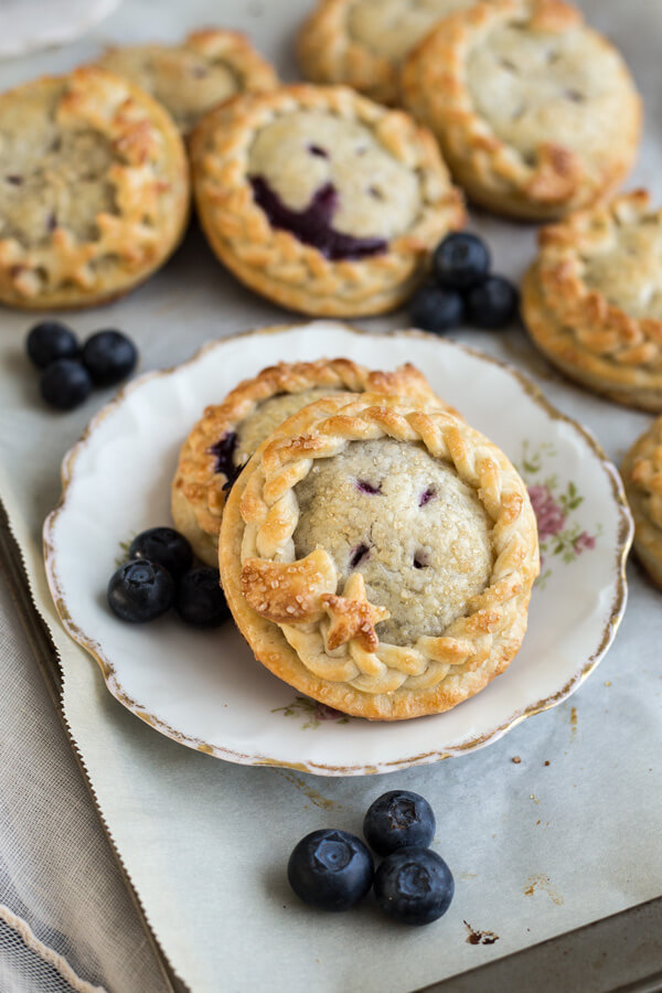 sweetoothgirl:  BLUEBERRY LEMON HAND PIES