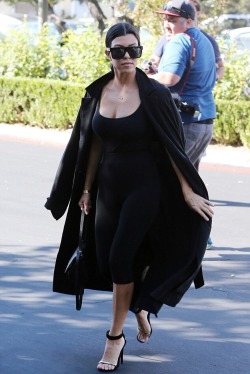 alldasheverything:  Kourtney at Kim’s surprise