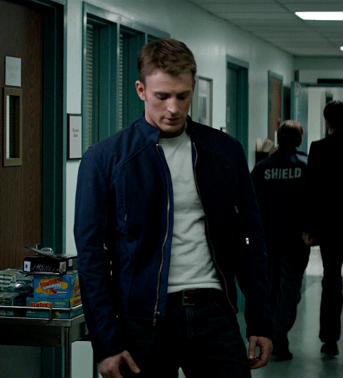 sinisters: CHRIS EVANS as STEVE ROGERS inCaptain America: The Winter Soldier (2014)dir. Anthony Russ