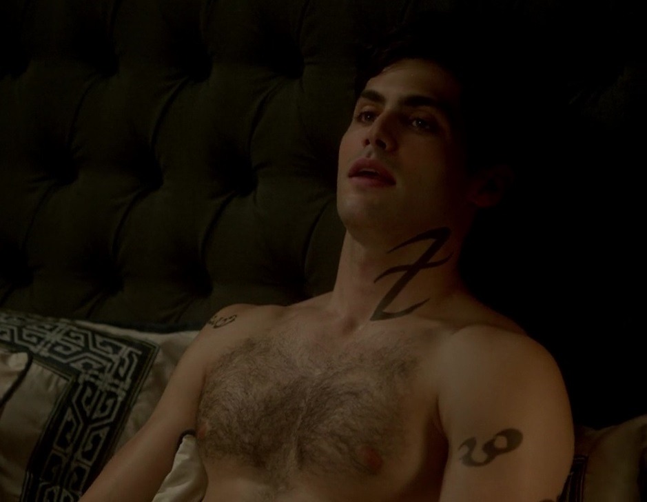 hotashellcelebmen:  More here :https://auscaps.me/2017/01/28/matthaw-daddario-shirtless-in-shadowhunters-2-02-a-door-into-the-dark/