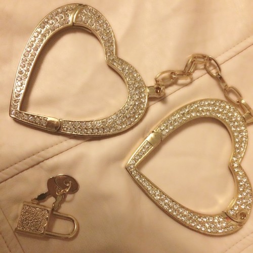 glitterhelgon:lilnympho: obsessed w my new handcuffs ✨ ❣◕ ‿ ◕❣