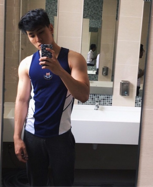 fuckyeahsgbois: Mandatory gym toilet pics