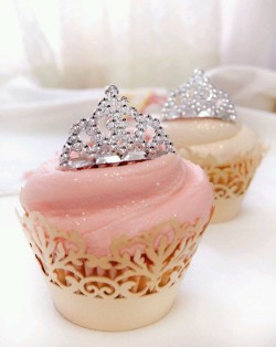 daddy-daniel:distresseddreamer:Glitter and tiarasa?!Princess cupcakes for Princess Day.