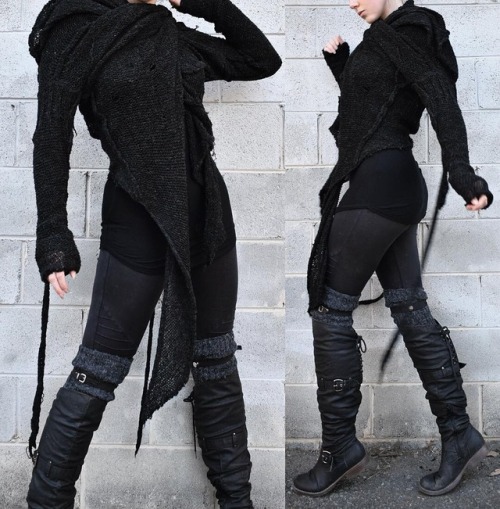  Rogue of the Ebonblade Long sleeve top is Noctex, leg warms and garters are Sockdreams, everything 