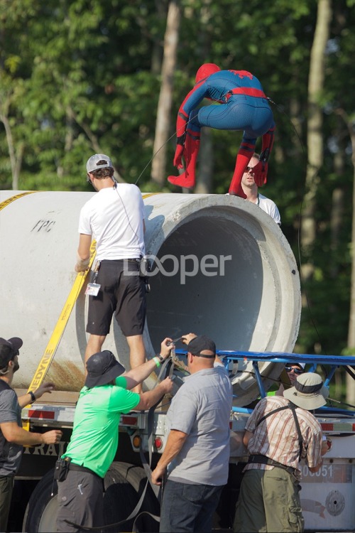 withgreatpowercomesgreatcomics:  Pics from the set of ‘Spider-Man: Homecoming’ 