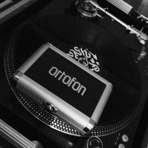 dannyoceanz:  I’ll prob get around to testing these tomorrow on the str8 arms. the stock Stanton needles with the tables actually sound pretty nice. slowly but surely getting the lab tested & organized. hoping to make a big dent tomorrow 👊✌#ortofon