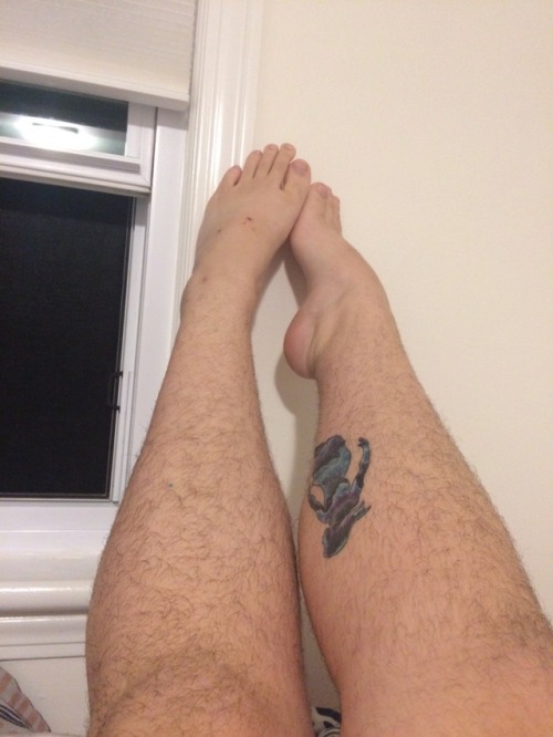 I finally got the chance to submit my legs to this awesome blog! I’ll tell a little about my life wi