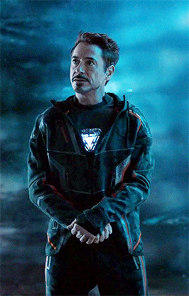 strangestephens:Tony Stark looking tiny in Avengers: Infinity War (2018).