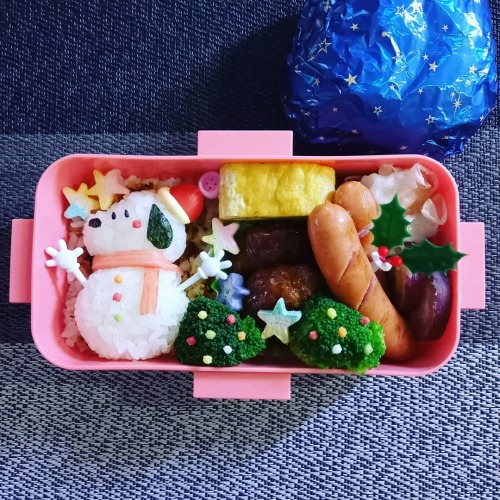お弁当ダイアリー Lunchbox Diary こんにちは 今日のお弁当 雪だるまスヌーピーこにぎり 卵焼き ハンバーグ えびシュウマイ ウインナー さつまいもの甘煮 ブロッコリー クリスマス弁当も今日で終わり 最後は雪だるまスヌーピーにしました 旦那が
