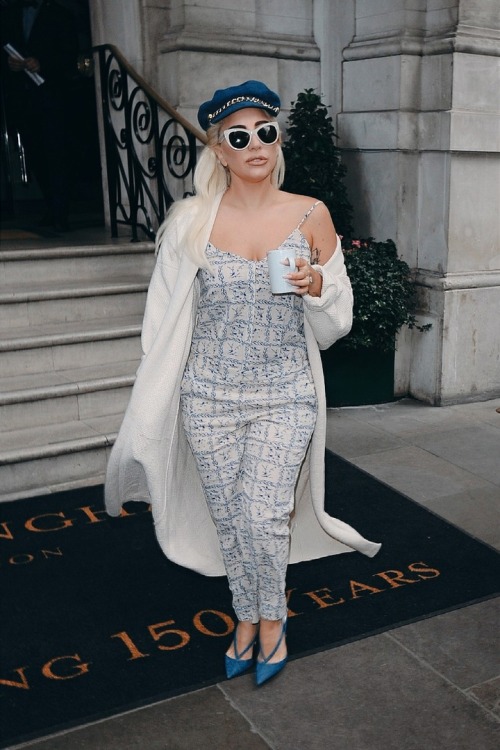  [PHOTO]— Lady Gaga leaving her hotel & arriving Yoga class in London, UK | June 8th, 2015. 