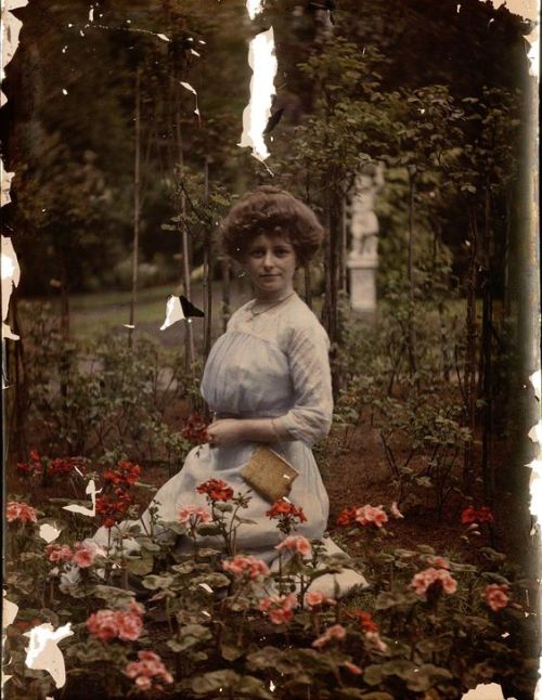 fawnvelveteen:Portret van een jonge vrouw zittend bij geraniums in een park.Rijksmuseum.Portrait of 