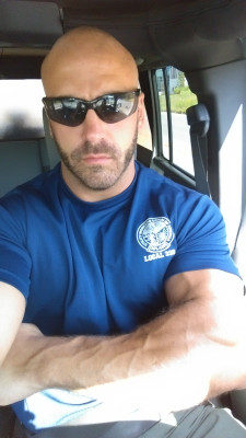 straightdudesexting:Straight blue-collar hunk