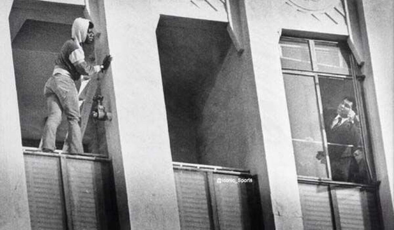 sunsetgun:  Muhammad Ali stops a man from committing suicide. Police negotiators