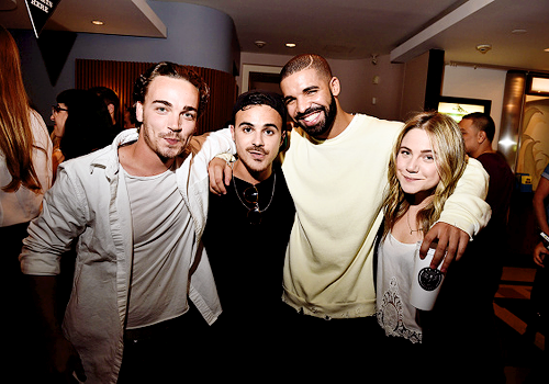 celebritiesofcolor:  Drake poses with ‘Degrassi’ co-stars Daniel Clark, Adamo Ruggiero and Lauren Co