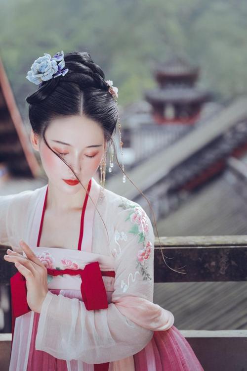 ziseviolet:Traditional Chinese Hanfu.