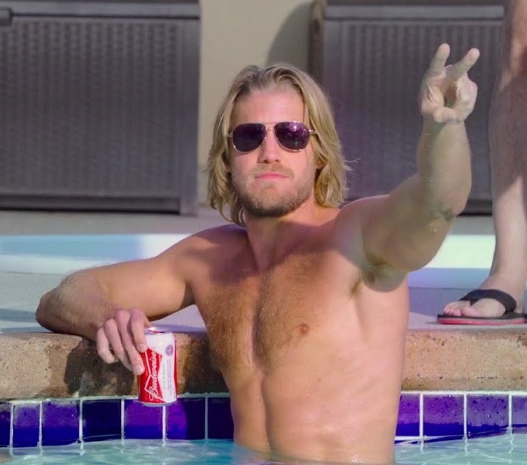 hotashellcelebmen:  More here :http://shirtlessmenontheblog.blogspot.fr/2017/09/matt-barr-shirtless.html