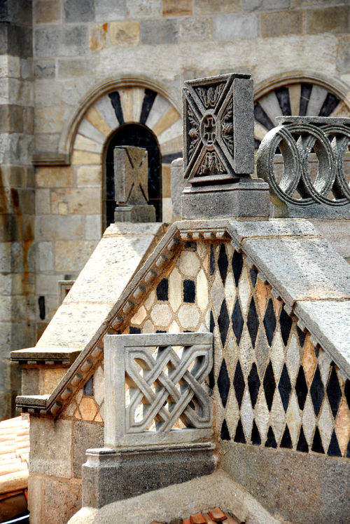 ars-videndi: Facade details of Basilique Notre-Dame-du-Port, Clermont-Ferrand, Auvergne Notre-Dame-d