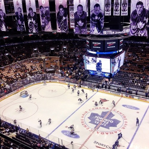 #NHLBruins vs. #Leafs in Toronto. Puck drop coming up at 7:30 ET!