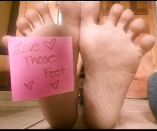 Porn photo lovethosefeet:  TWO great fan signs this