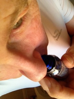 ehguyz: poppersniff:  Gotta love the closeup!!  Bottle to the nose!  