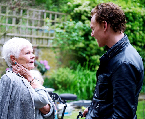 Tom Hiddleston, Dame Judi Dench, Penny Ryder and John Macmillan with director Chris Foggin on the se