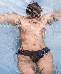 javierrey:  Distorted body image.  (en Lebrija, Santander)https://www.instagram.com/p/BqXSO1vn0W-/?utm_source=ig_tumblr_share&amp;igshid=bhbe8pnw64bg
