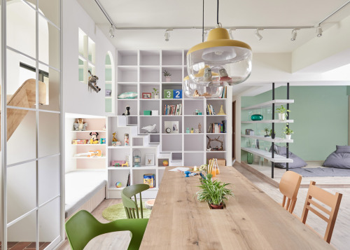 dezeen:  Taiwanese studio HAO Design installed a play area in the kitchen of this family home so the children could spend more time with their parents »