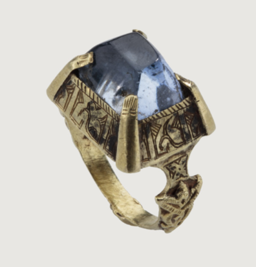 gemma-antiqua:Seljuk gold and sapphire ring, dated to the 12th to 13th centuries CE. The ring was fo