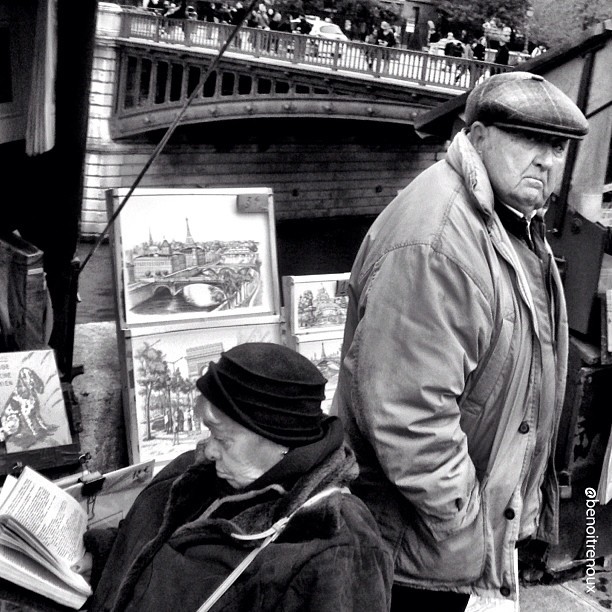 Regard noir @ #paris #steph_stagedinparis #streetphoto_bw #bw #bw_lovers #nb #parisiledefrance