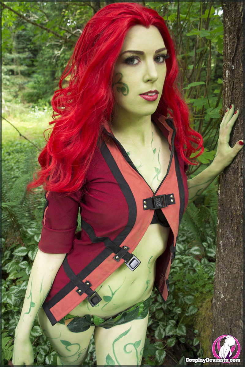 the-dark-joker-chronicle:  Sexy IVY !!!!   Sexy Cosplay and Geek things the liar