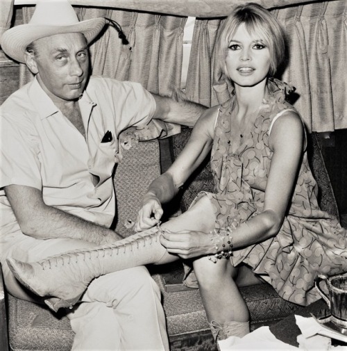 Brigitte Bardot and journalist Donald Zec on the set of Viva Maria! (1965).